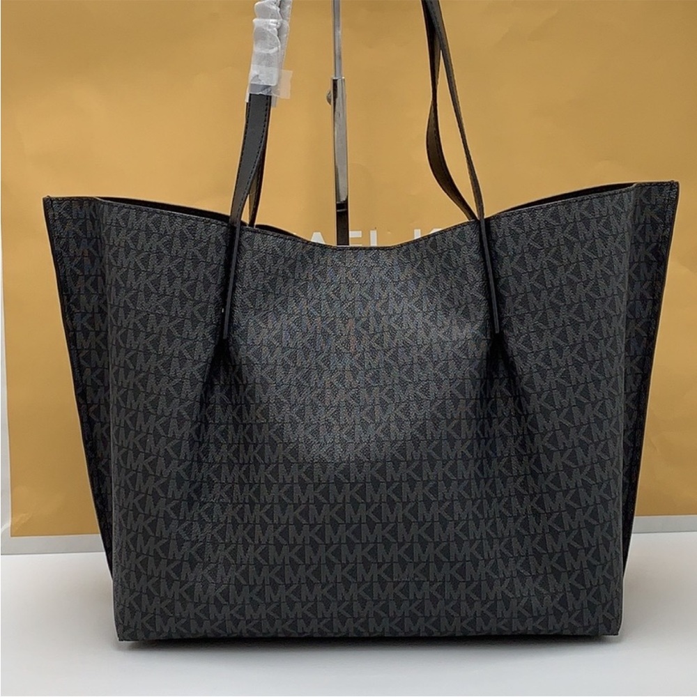 MICHAEL KORS
Emilia Large Logo Tote Shoulder Bag - Picture 6 of 16